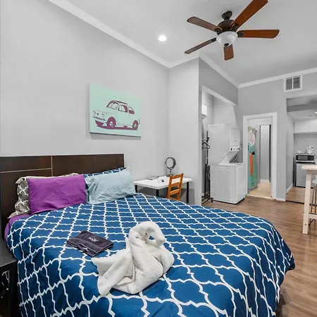 Modern & Chic Montrose Studio - Prime Location & Free Parking